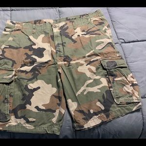 Old Navy camo cargo shorts.pre owned men’s size 46